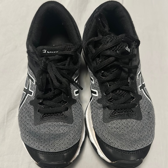 Boys ASICS Running shoes size 3.5 - Picture 1 of 3